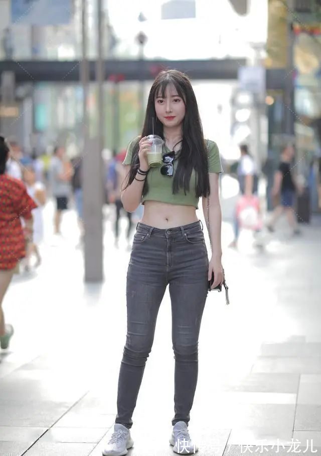 材质 草绿色紧身短袖搭灰色迷彩打底裤,舒适自然,偏轻薄自由随性