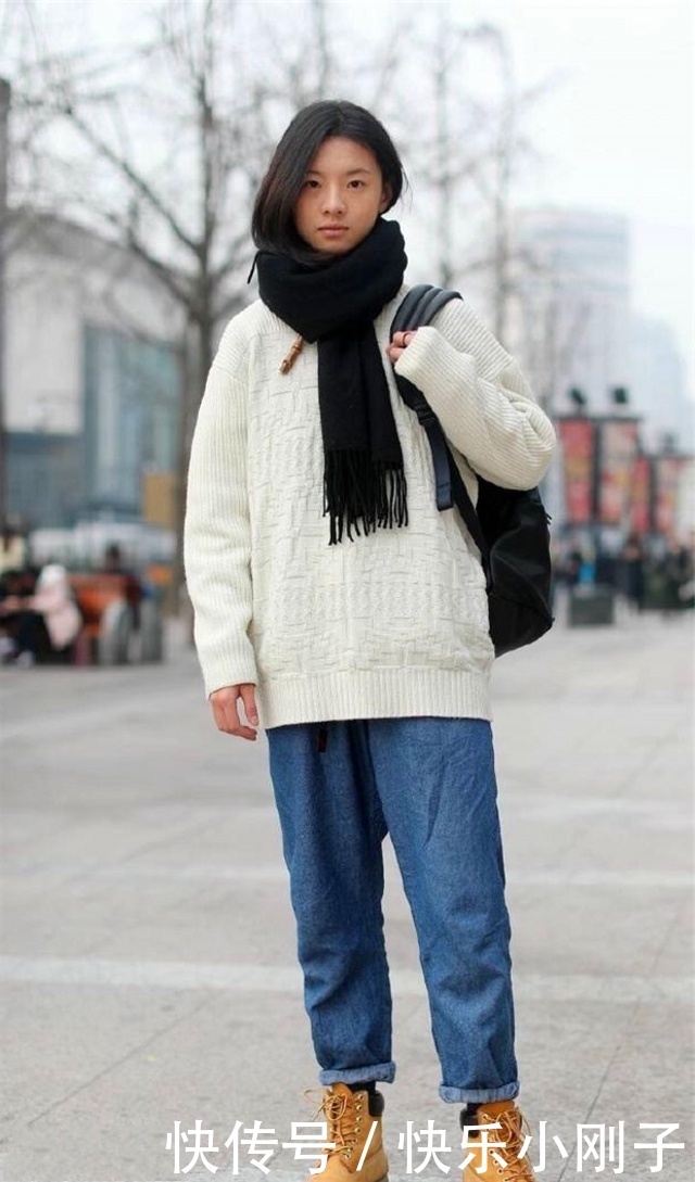 时尚穿搭,美女衣服还带有小露香肩的设计,方便又时尚