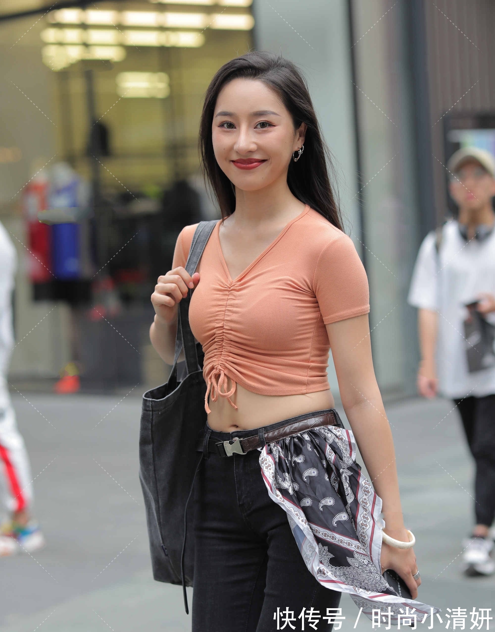 好好学习 橙色绑带短袖上衣,搭配黑色牛仔裤,穿出属于自己的美