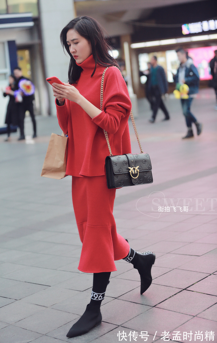 街拍,露肩装搭配格子裙,性感与魅力并存!