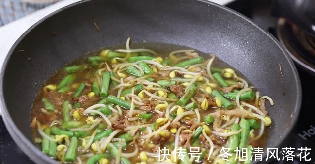 面条这吃法，比卤面香，比汤面省事，饭菜一锅出，冷热都好吃！