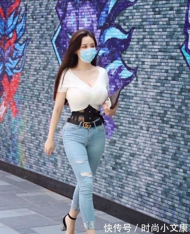 破洞牛仔裤 破洞牛仔裤的魅力,白T恤最懂