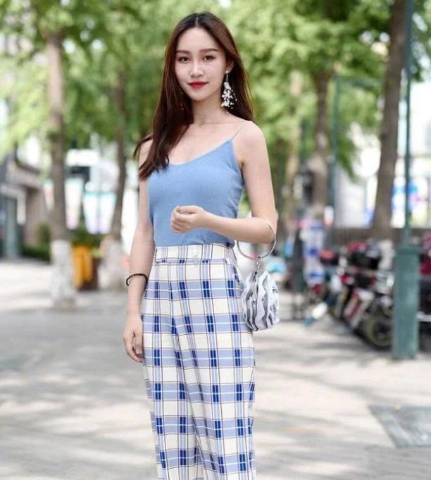 美女|街拍:小姐姐身穿格子外套,气质优雅,大家闺秀的感觉