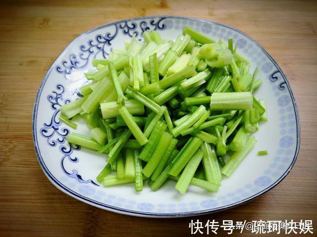 芹菜|芹菜和这菜是“黄金搭档”,营养和口感比豆腐干还好,孩子特爱吃