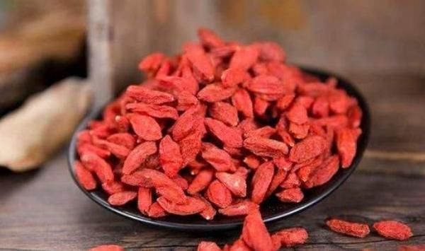 枸杞子|每天睡前吃几粒枸杞,坚持一个月后,除了降压降糖,还有3大好处