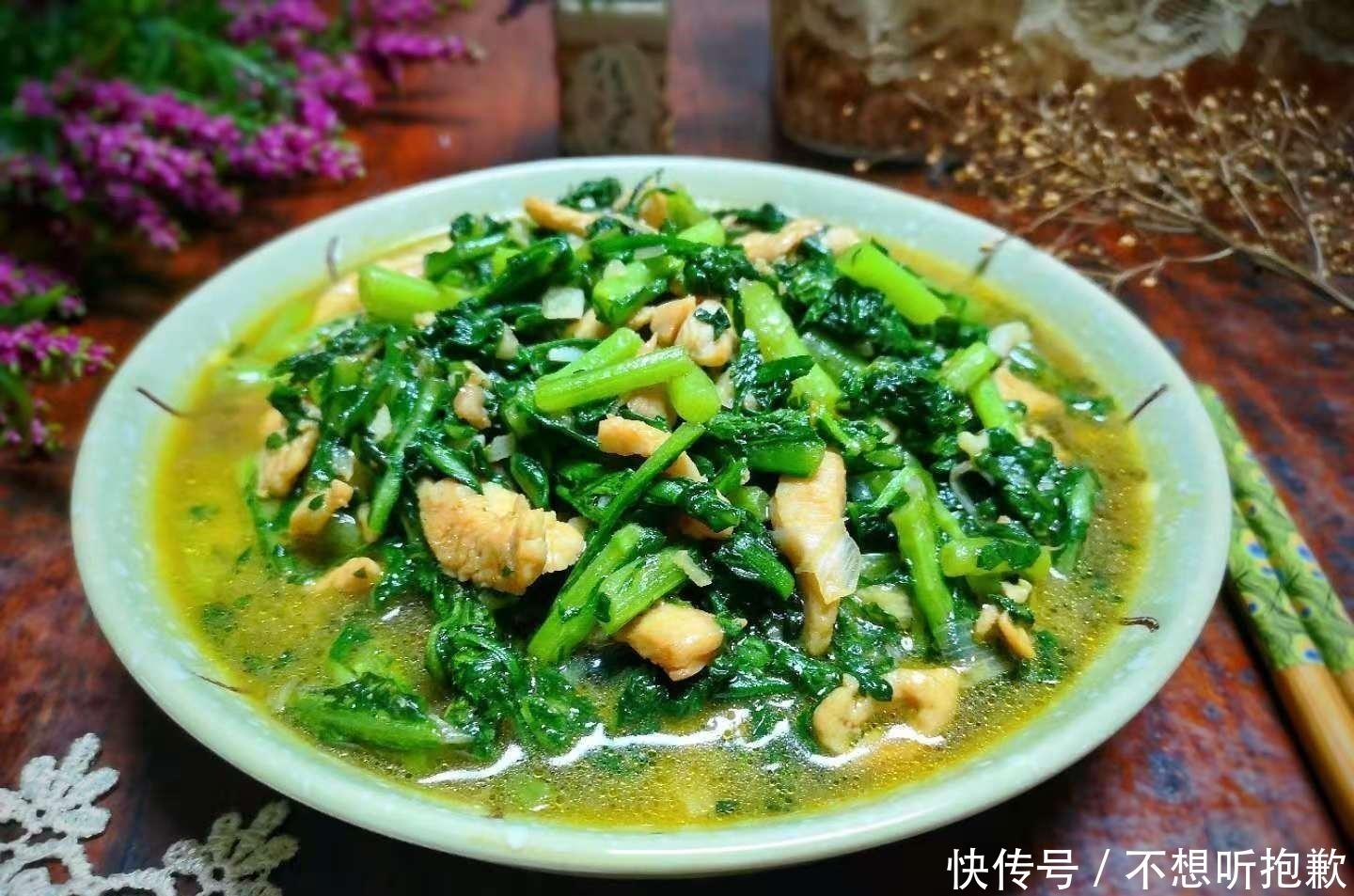 茼蒿炒鸡肉|天越冷,这菜就越肥嫩,正大量上市,3块钱一斤,炒着吃特别香!