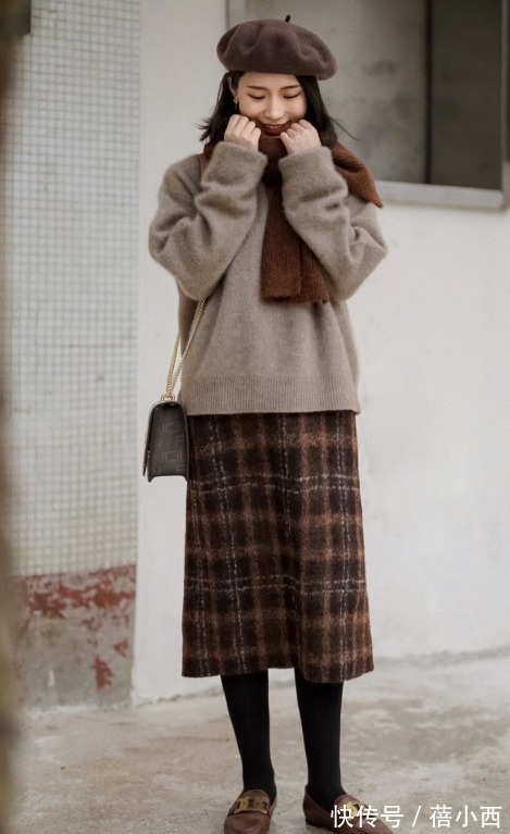 黑白配|新年如何让人眼前一亮?过膝半身裙必须安排上,优雅得体还时髦