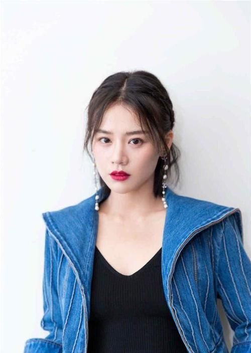 毛糙感|年过40的女人,留什么发型显年轻?试试这几款,优雅大气还时髦