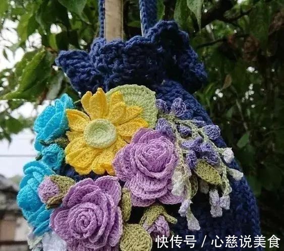包包$55款超美的钩花包包,只要会钩不同的花,拼缝在一起,就能做出