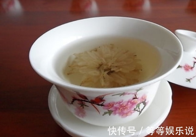 菊花茶|乳腺增生的女人,少吃“2物”,多喝“2水”,也许能助你通乳散