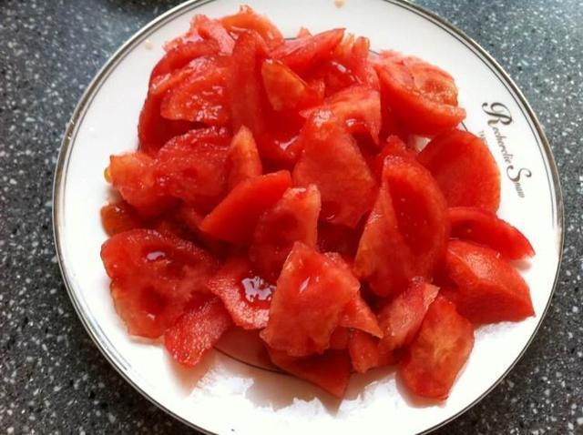 别红烧豆腐了,跟猪肉、西红柿搭配,补气血又补钙,关键是还好吃