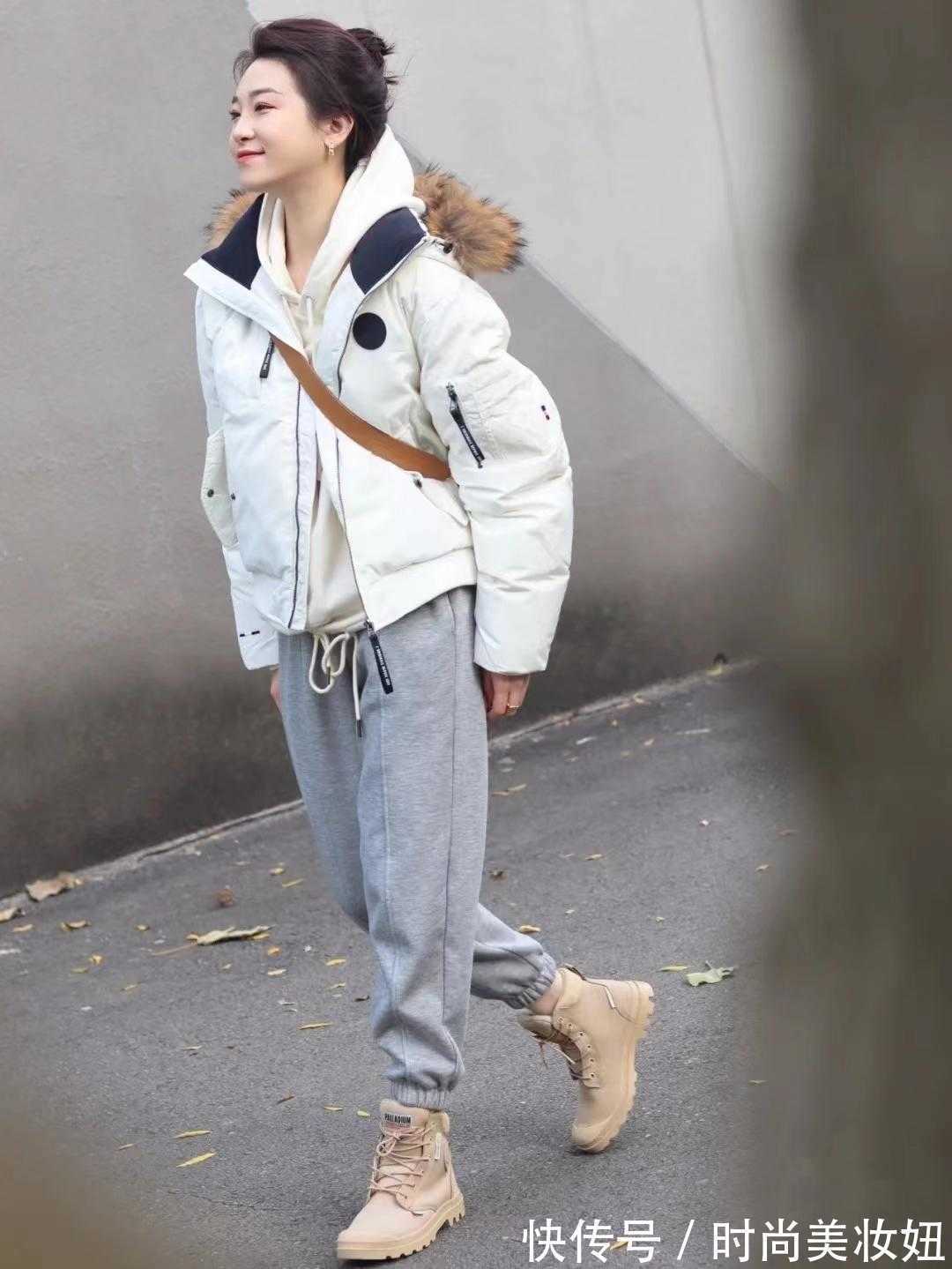 打底衫|“羽绒服”还是只会配打底衫吗?学她的叠穿搭配,洋气又保暖