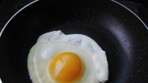 煎荷包蛋，到底用凉油还是热油？加入一点“它”，鸡蛋完整不粘锅