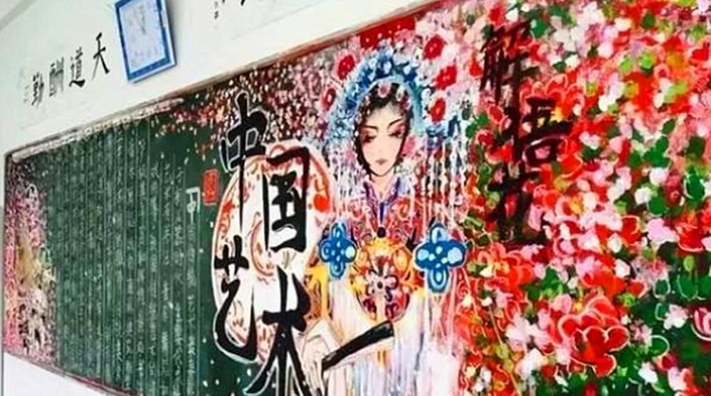 初中生“灵魂”黑板报走红，画面惊艳老师同学，校长：高手在校园