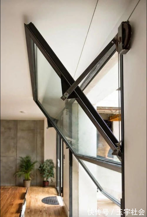 落地窗|等我家盖房子我也要装车库门,一开门像少了一堵墙,进出方便极了