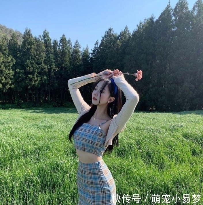 采花贼 这么热的天表姐还穿得这么有风尘味,很像一个采花贼啊