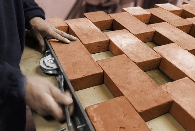 step|同样是砌红砖墙,国外不用水泥,细钢管串成一块模板,省一半工期