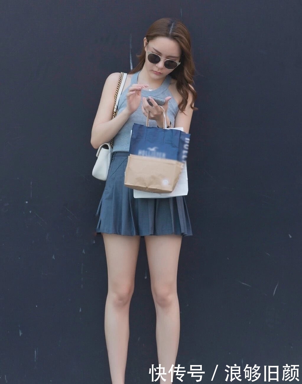 街拍美女：这才是网友真正想要的小短裙，回头率百分之一万二