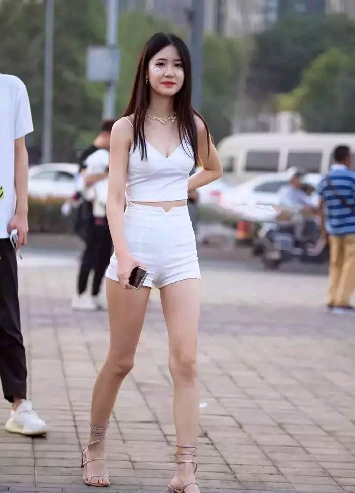 带子 吊带背心搭配牛仔短裤,清爽舒适,大长腿展露无遗!