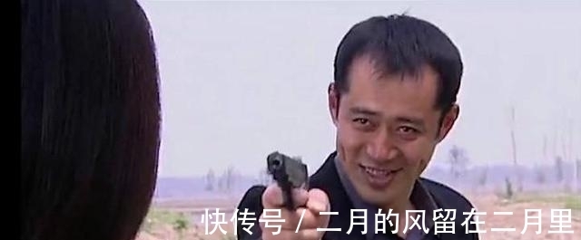 他靠《康熙王朝》结束跑组生涯,帮忙客串《重案六组》,意外走红