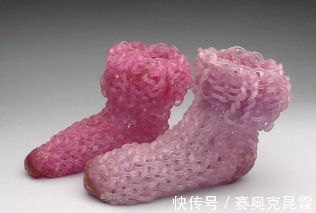 色彩#她是用玻璃雕塑“织毛衣”的第一人,这质感极其逼真!手太牛逼了