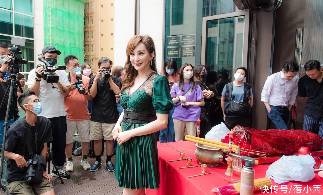 蕾丝|罗霖到了大婶的年纪更敢穿,饱满身材穿深V连衣裙,靠胆量就赢了