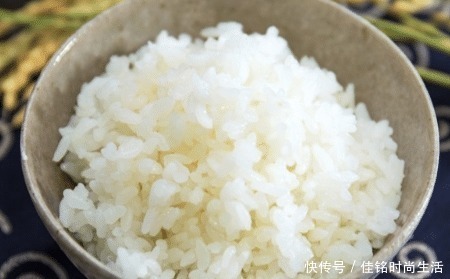 煮米饭时，有人放醋有人放盐都错了，学会一招米饭香软，粒粒分明