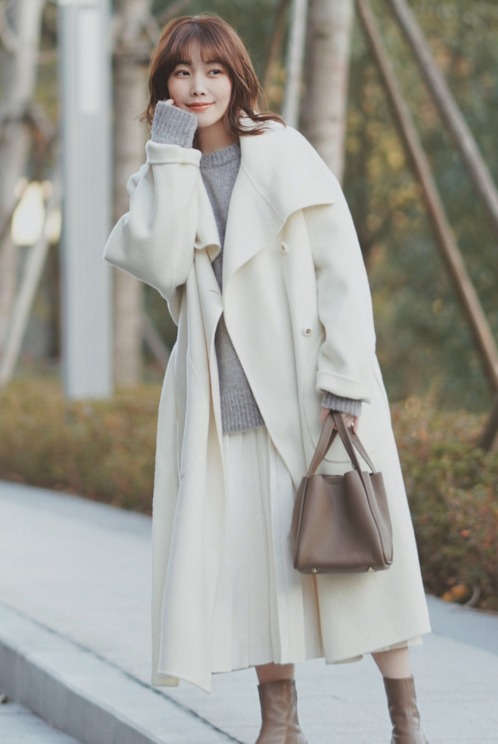 大衣|谁说小个子不能穿大衣?搭配上百褶裙高级洋气,瞬间显高又显瘦!