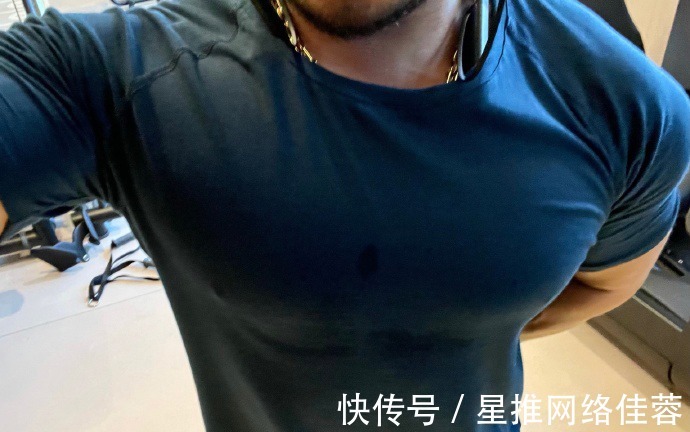 型男|肌肉型男有颜有料,麒麟臂健壮如大腿,胸肌练到青筋爆裂!