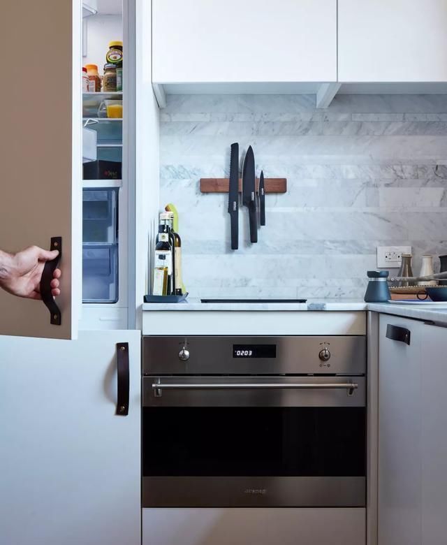 浮生半日闲|33㎡房子也能样样俱全,茶几内藏机关,拿来当餐桌坐10个人都不怕