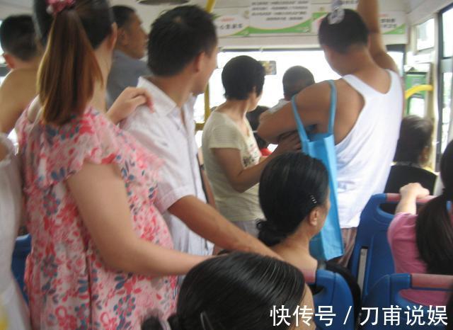 老大爷|老人扔男孩书包''强逼让座'',孩子爸爸看见按住宝宝坐好别动