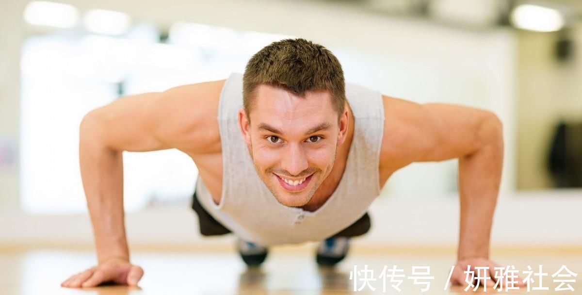 做俯卧撑|俯卧撑，健身界公认的黄金训练动作，你能坚持做几个