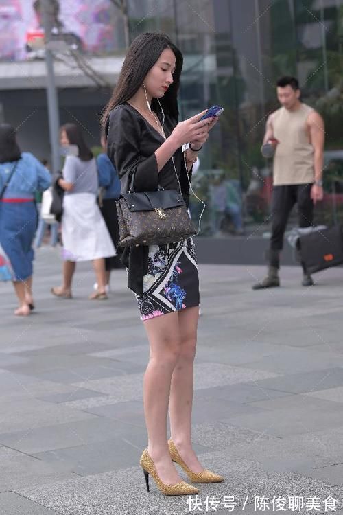 手提包 荷叶边设计的衬衫,适合搭配半身裙,这样穿很温柔