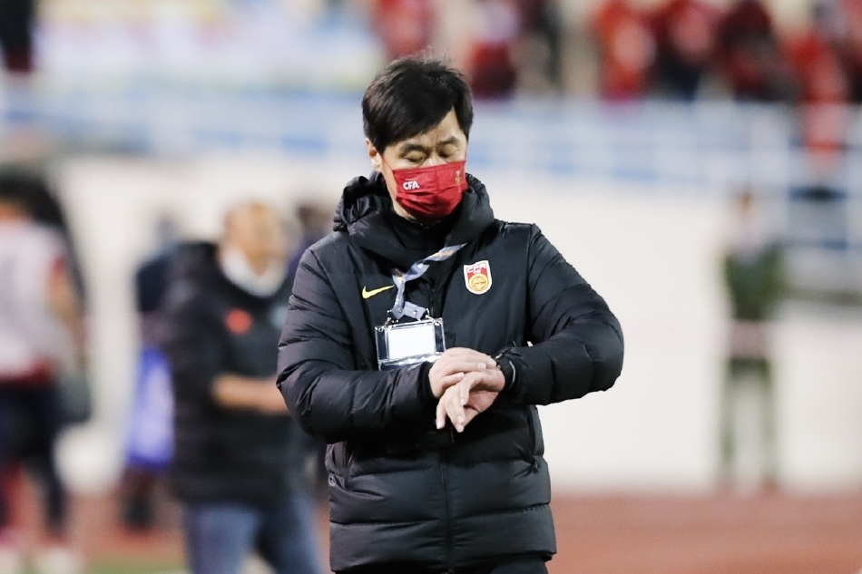 李霄鹏|国足1-3越南耻辱之夜,曝李霄鹏张琳芃寒心一幕,球迷痛哭砸电视
