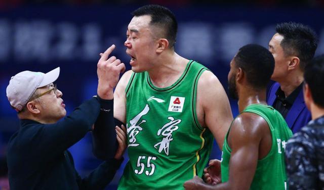 真相|胡明轩垫脚,韩德君威姆斯起冲突,慢镜头八倍镜还原真相