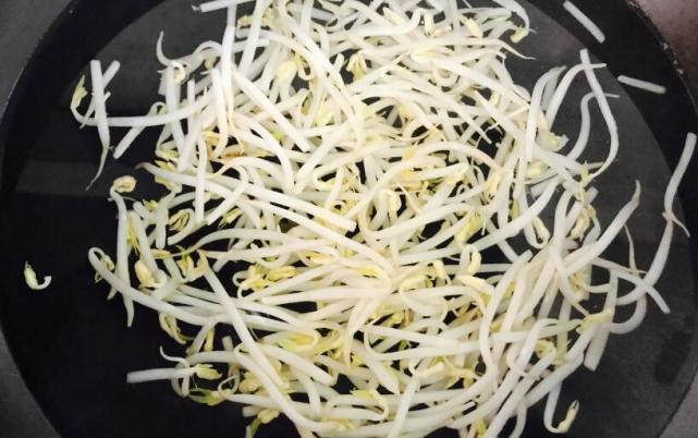 锅里|炒“豆芽”时到底焯不焯水,许多人做错了,难怪豆芽不脆爽!