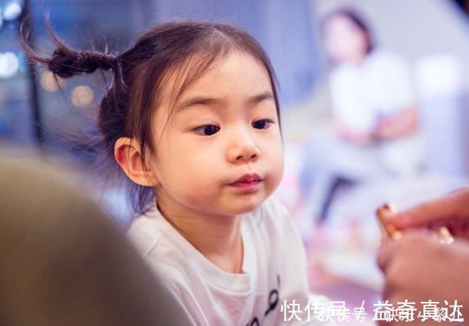 安抚物|宝宝睡觉时喜欢“抱大腿”,宝妈累到腿抽筋,是娃有了坏习惯吗?