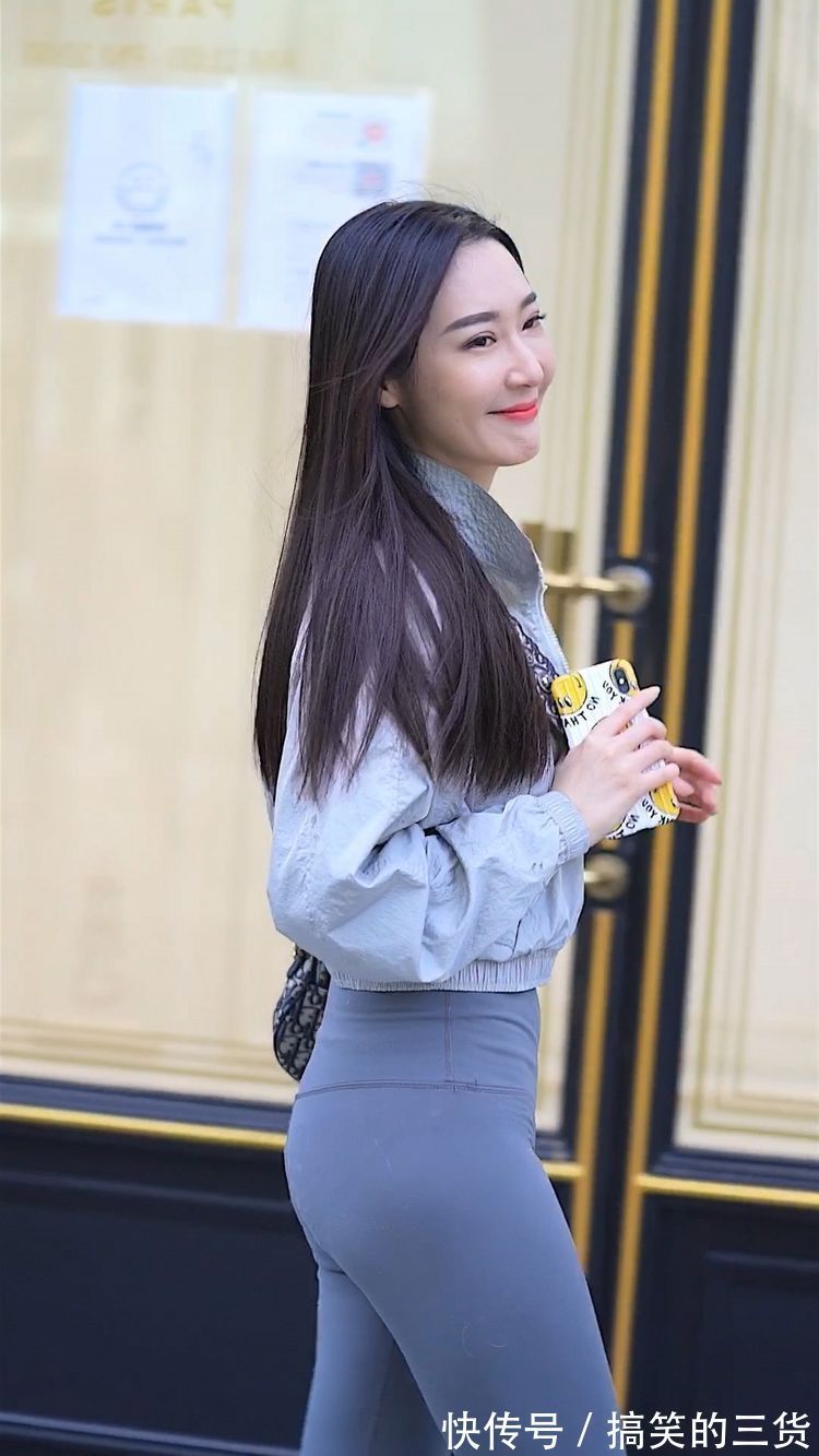 西装|街拍:白色西装搭配牛仔裤,穿出绝佳好气质,这样的身材谁不爱?