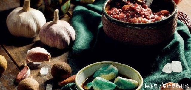 腊八节的神仙搭配,腊八粥养脾胃助睡眠,腊八蒜降三高助长寿