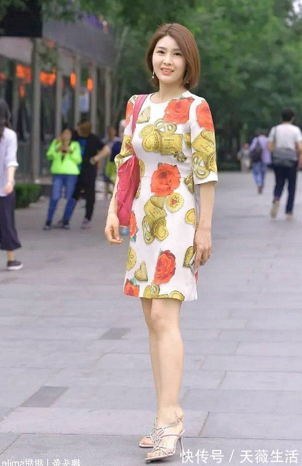 站姿|女超人阿雪：脚上搭配上一双高跟凉鞋，站姿也会显得更加的有魅力