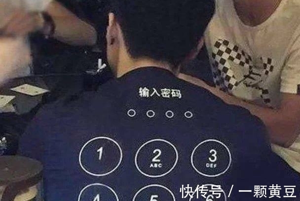 |搞笑图片幽默段子笑话：哈哈，狗狗又惹事了吧？主人都生气了呢