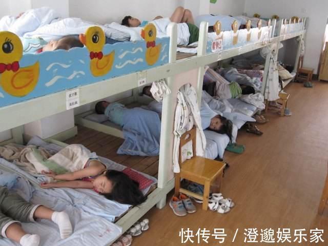 衣服|幼儿园午睡的真实写照,父母都该看看,有些衣服不适合穿去上学