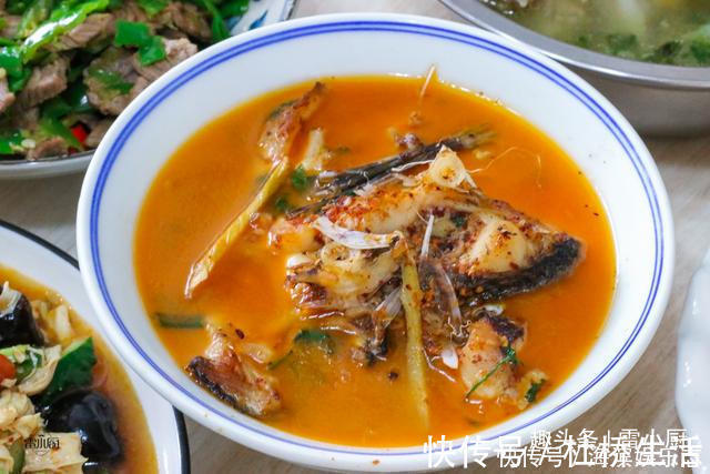 辣椒炒牛肉|堂姐过生日，妈妈花一百多块钱做了一桌菜，大伙都吃嗨了！