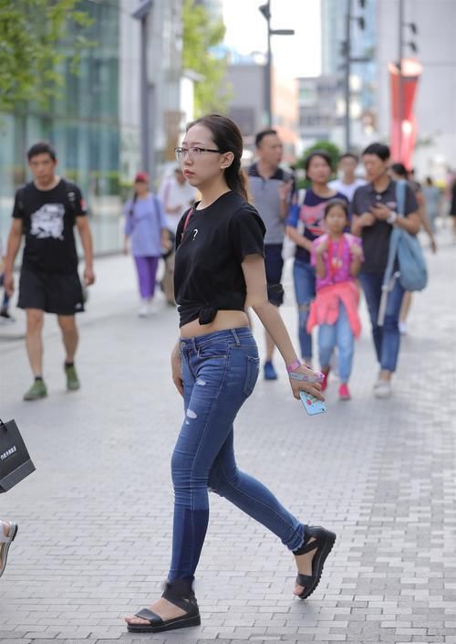  感强|短袖“绑”起来穿，设计感强，简单好看又时尚