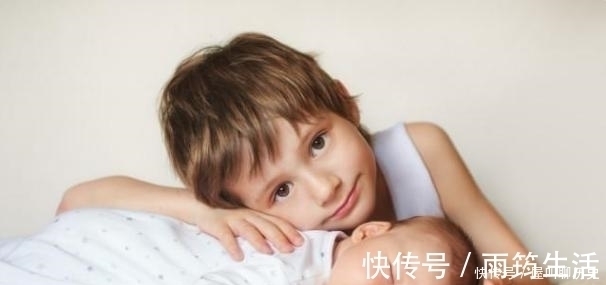 弟弟|谁还不是个宝宝了?趁宝妈不注意,哥哥偷偷“试用”弟弟襁褓