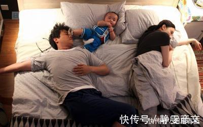 亲子关系|一家四口睡觉的照片火了，网友笑翻：父母是真爱，孩子是意外
