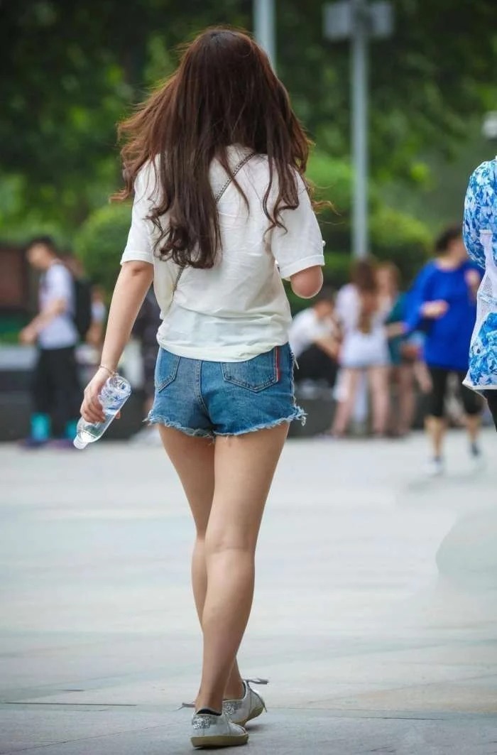 街拍:身穿半身裙的美女,身材婀娜多姿,让人移不开眼