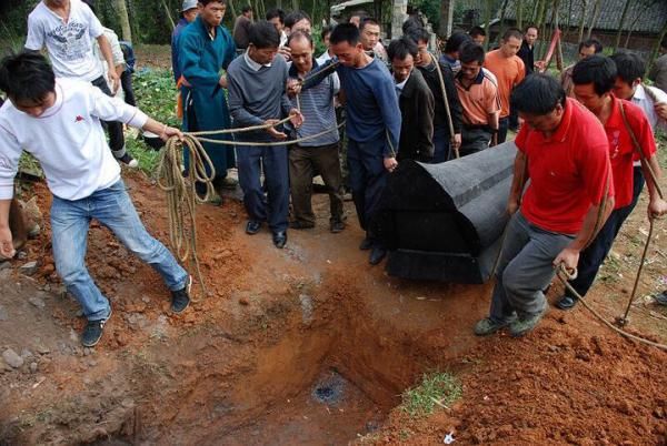  现象|村里丧事还没出殡又有人死了怎么办？看完你就明白了