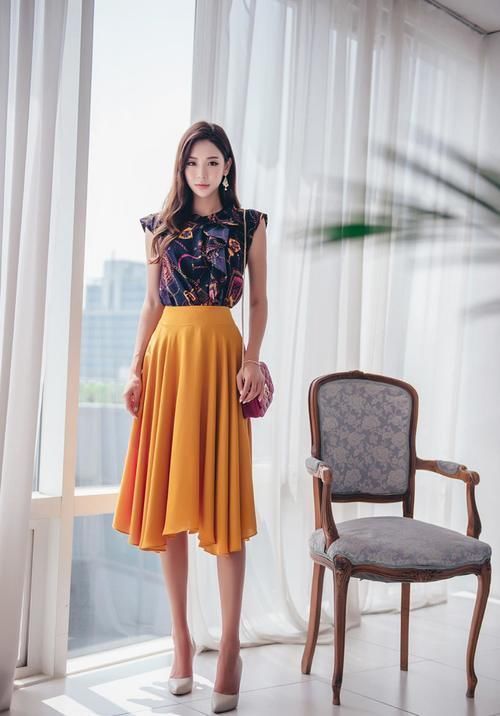 美女 美女穿搭:浪费海岛风的套装,随性妩媚感,尽在其中