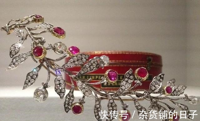 瓜路 新年就是要红!王室红宝石珠宝看起来!